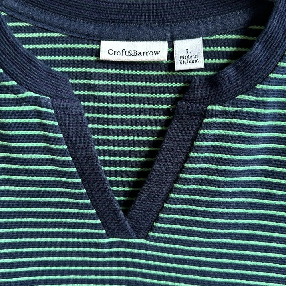 Croft & Barrow navy and green kangaroo pocket top, size L